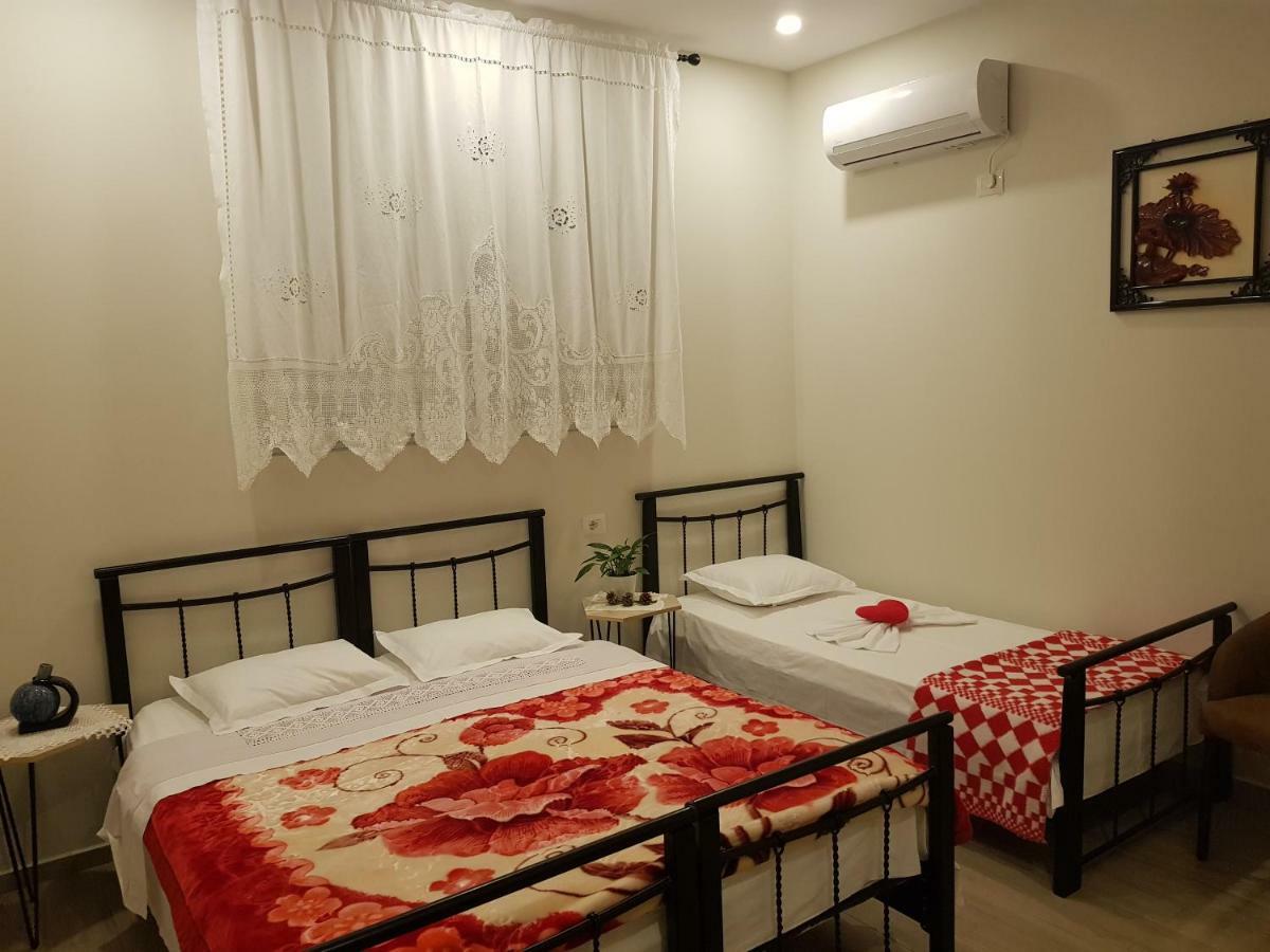 Dimitri Guest House Permet Luaran gambar